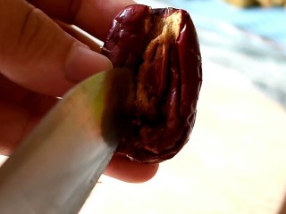 4、枣夹核桃,小心将枣核剔除，这一步千万小心不要划到手啊