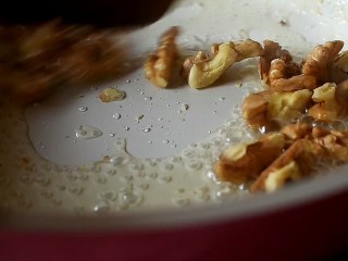 11、枣夹核桃,熬成糖浆后倒入核桃仁，翻炒一下