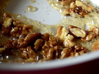 12、枣夹核桃,使每颗核桃仁都包裹上糖浆，喜欢吃芝麻的可以撒一些