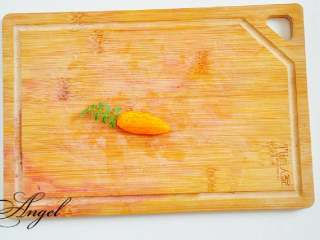 1、爱宠大机密小白山药泥沙拉＃有个故事＃, 胡萝卜切一点做成小胡萝卜，装上胡萝卜叶子。