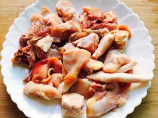 1、小鸡炖蘑菇#有个故事#,将鸡肉剁块洗干净放在水里浸泡10分钟