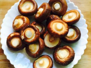 2、小鸡炖蘑菇#有个故事#,将香菇去蒂洗干净（清洗香菇的方法可以关注我的菜谱～巧洗香菇????）