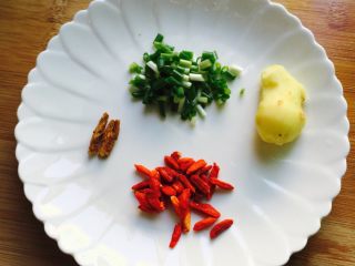 3、小鸡炖蘑菇#有个故事#,备好配料～当归一小段、姜、枸杞子、葱