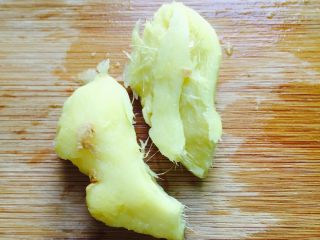 4、小鸡炖蘑菇#有个故事#,姜直接拍碎