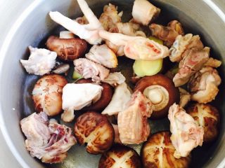 6、小鸡炖蘑菇#有个故事#,汆烫好的鸡肉捞起在冲洗一下沥干水分，和香菇一起放入高压锅内