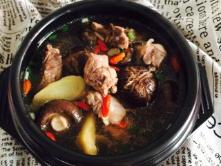 10、小鸡炖蘑菇#有个故事#,盛在石锅里，香味浓郁扑鼻而来????