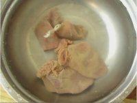 1、炒鹅肝,把鹅肝用自来水冲洗干净后泡上四小时，中途换清水