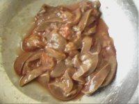 3、炒鹅肝,把鹅肝切片，然后用料酒和盐腌十分钟