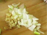 4、炒鹅肝,切好葱姜末