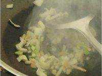 7、炒鹅肝,另起锅烧油，油热后下姜葱末爆香