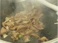 8、炒鹅肝,下鹅肝爆炒，炒多点时间，直到看不到一占血丝，四五分钟吧