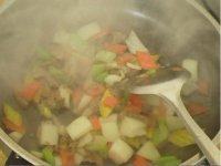 9、炒鹅肝,下氽好的胡萝卜芹菜洋葱炒匀