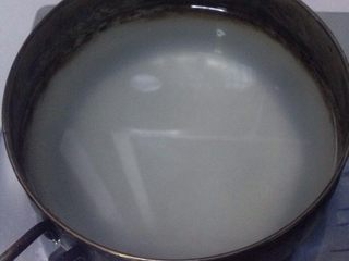 1、皮蛋肉沫粥（一人份）,煮白粥，大火转小火，用奶锅水开的快，一把米，一锅水。