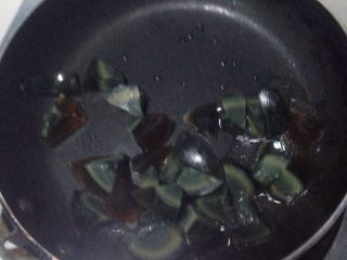 3、皮蛋肉沫粥（一人份）,皮蛋切小块，快速炒一下。备用