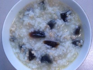 4、皮蛋肉沫粥（一人份）,粥差不多好了，下肉沫与皮蛋！