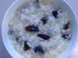 5、皮蛋肉沫粥（一人份）,起锅，完成加少许麻油与盐巴，混合均匀，完成！