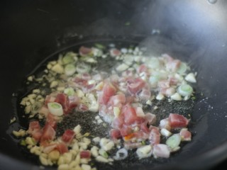 6、超治愈的南瓜焖饭,放入肉丁翻炒，至颜色变白。