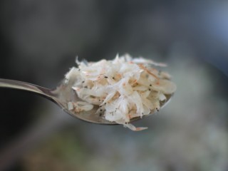 7、超治愈的南瓜焖饭,放入一勺海米皮提鲜。