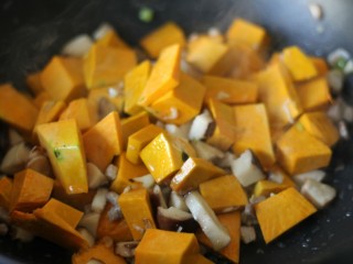 9、超治愈的南瓜焖饭,放入南瓜块稍微翻炒两下。