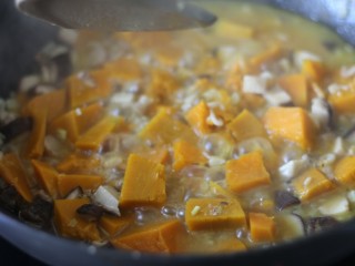 11、超治愈的南瓜焖饭,盖锅盖焖煮5～10分钟，汤汁浓稠、南瓜软烂即可。