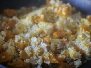 12、超治愈的南瓜焖饭,倒入米饭翻拌均匀。