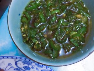 1、家庭自制火锅,汤底已经有味了，我怕太辣就做了粤菜蘸酱的辣椒圈，方便蘸海鲜！喜欢吃辣的可以忽略这第一条！辣椒圈切好用盐腌一下，小火热锅上油炒至软了就放蚝油啊，生抽这些！自己喜欢吃啥放啥！这个蘸海鲜很清甜