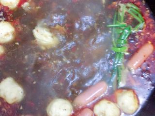 2、家庭自制火锅,可以烫菜了，先放慢熟的淮山，肉，丸子这些，鱼片吃的时候再烫！喜欢吃什么就放什么！