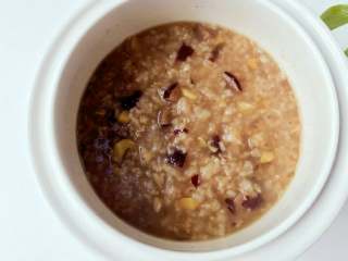 4、宝宝辅食：栗子红枣粥—喝一碗，热乎乎，营养暖胃又舒心！10M+,完成，栗子已经被煮得又烂又粉，红枣的香甜也已全部融到粥里面。