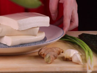 1、豆腐换种新吃法，招待客人倍有面子！,准备食材：豆腐（我这里用的是嫩豆腐）、大蒜、生姜、葱、海苔。配料：油、盐、生抽、耗油、白砂糖。