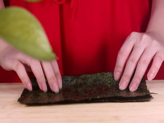 2、豆腐换种新吃法，招待客人倍有面子！,将所有食材准备好后，我们取一大张的海苔，将海苔叠成长条状。