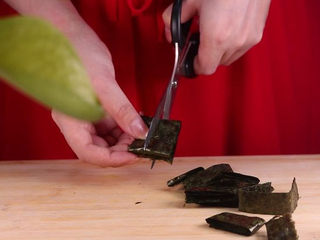 3、豆腐换种新吃法，招待客人倍有面子！,借助简单，将海苔剪称几个小节（我这里剪了12节）