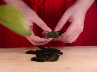 4、豆腐换种新吃法，招待客人倍有面子！,接着将海苔节展开，舒展成长条。放置在一旁备用。