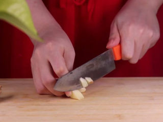 5、豆腐换种新吃法，招待客人倍有面子！,取适量的大蒜躲成蒜末备用。