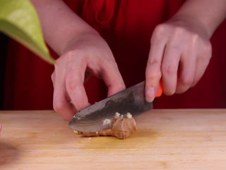 6、豆腐换种新吃法，招待客人倍有面子！,生姜剁成姜末备用。