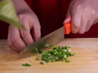 7、豆腐换种新吃法，招待客人倍有面子！,葱切成葱花备用。