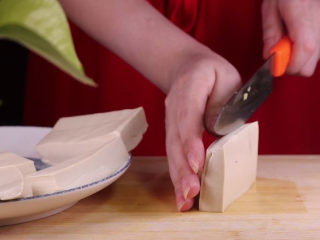 8、豆腐换种新吃法，招待客人倍有面子！,豆腐切块，然后改刀对半切开，切成薄片备用。