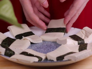 10、豆腐换种新吃法，招待客人倍有面子！,将处理好的海苔条装盘备用。