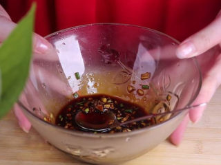 12、豆腐换种新吃法，招待客人倍有面子！,用勺子将照烧汁调好拌匀备用。