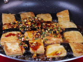 14、豆腐换种新吃法，招待客人倍有面子！,将豆腐煎至两面焦黄后倒入调好的照烧汁。