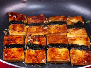 16、豆腐换种新吃法，招待客人倍有面子！,然后翻面煎，让豆腐两面都充分吸收汤汁。