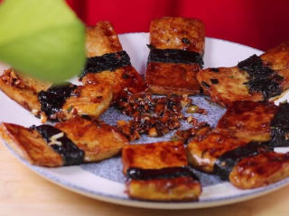 18、豆腐换种新吃法，招待客人倍有面子！,将烧好的豆腐出锅装盘，将豆腐绕着盘子的周围摆。