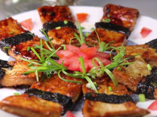 19、豆腐换种新吃法，招待客人倍有面子！,上桌前加入一些葱花做点缀，我在中间还放了一块番茄做点缀。