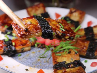 20、豆腐换种新吃法，招待客人倍有面子！,这样一道家常版的照烧豆腐就做好啦，做法简单又香又好吃，拿来配饭味道超赞的呢，简单又美味的做法教给你，如果您也喜欢的话有空的时候不妨也试试吧。