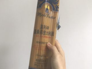 1、低热量牛油果虾仁意面,意面称重