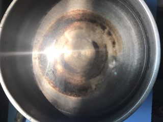 2、低热量牛油果虾仁意面,水开后放进意面煮8mins