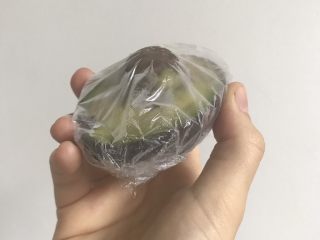 3、低热量牛油果虾仁意面,煮意面的同时，冰箱里取出牛油果