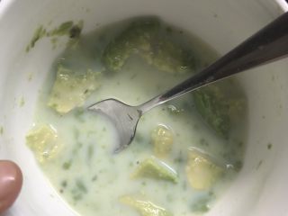 4、低热量牛油果虾仁意面,一半和牛奶一起混合均匀