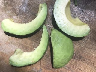 5、低热量牛油果虾仁意面,剩下一半切片