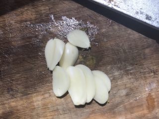 6、低热量牛油果虾仁意面,切好大蒜