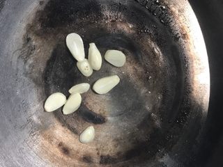 8、低热量牛油果虾仁意面,倒入橄榄油，油热后放入蒜爆香